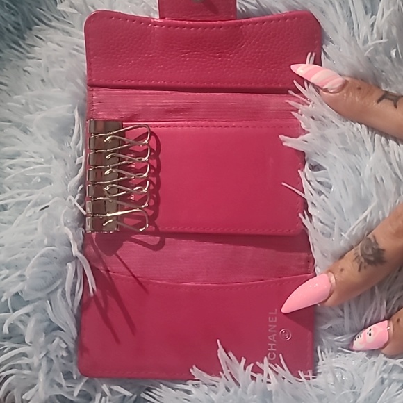 Chanel Quilted Pink Key Holder/card holder with silver interlocking C logo. - Picture 4 of 12